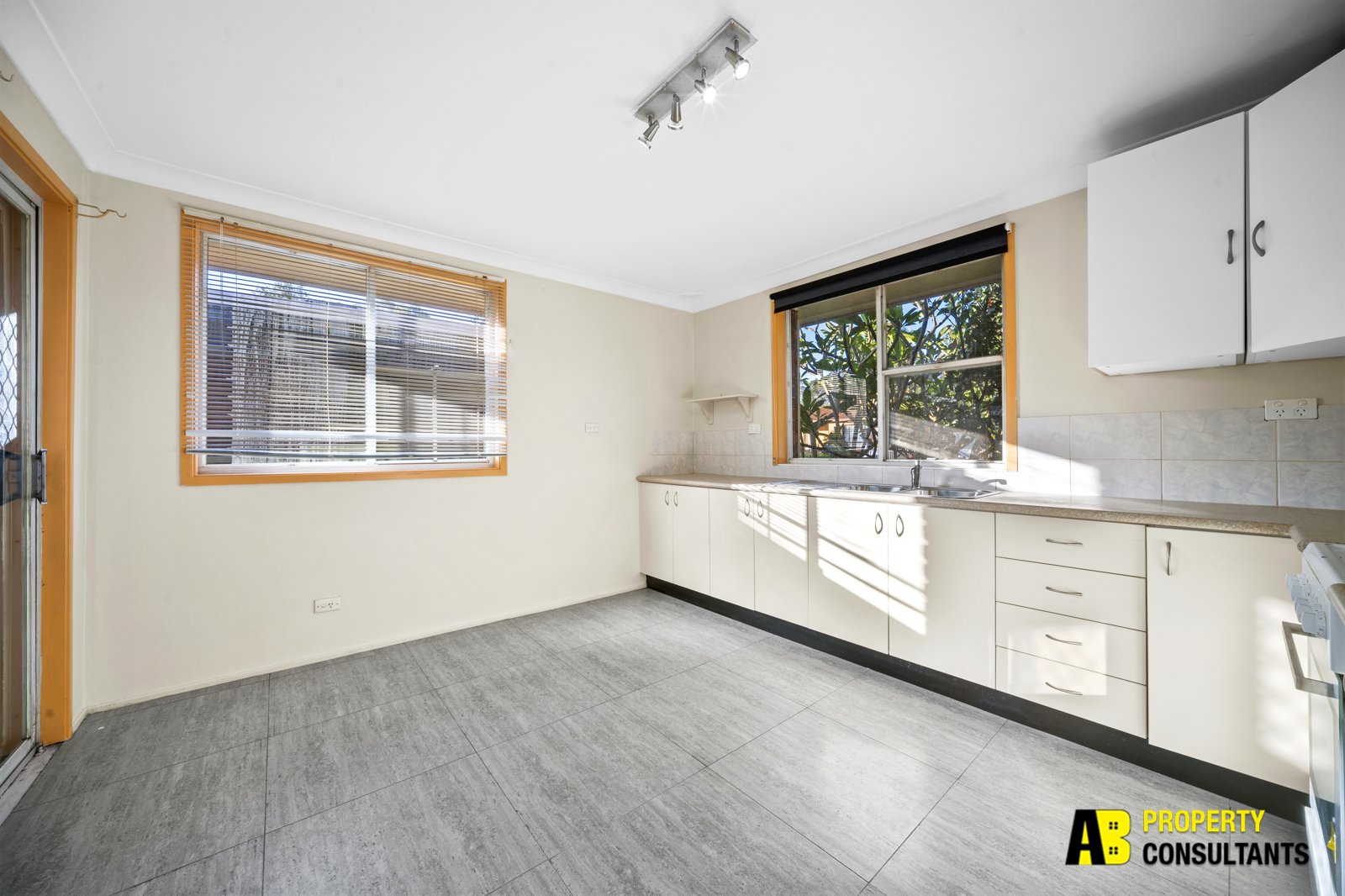 12 Gerald Crescent, Doonside - Thumbnail 2