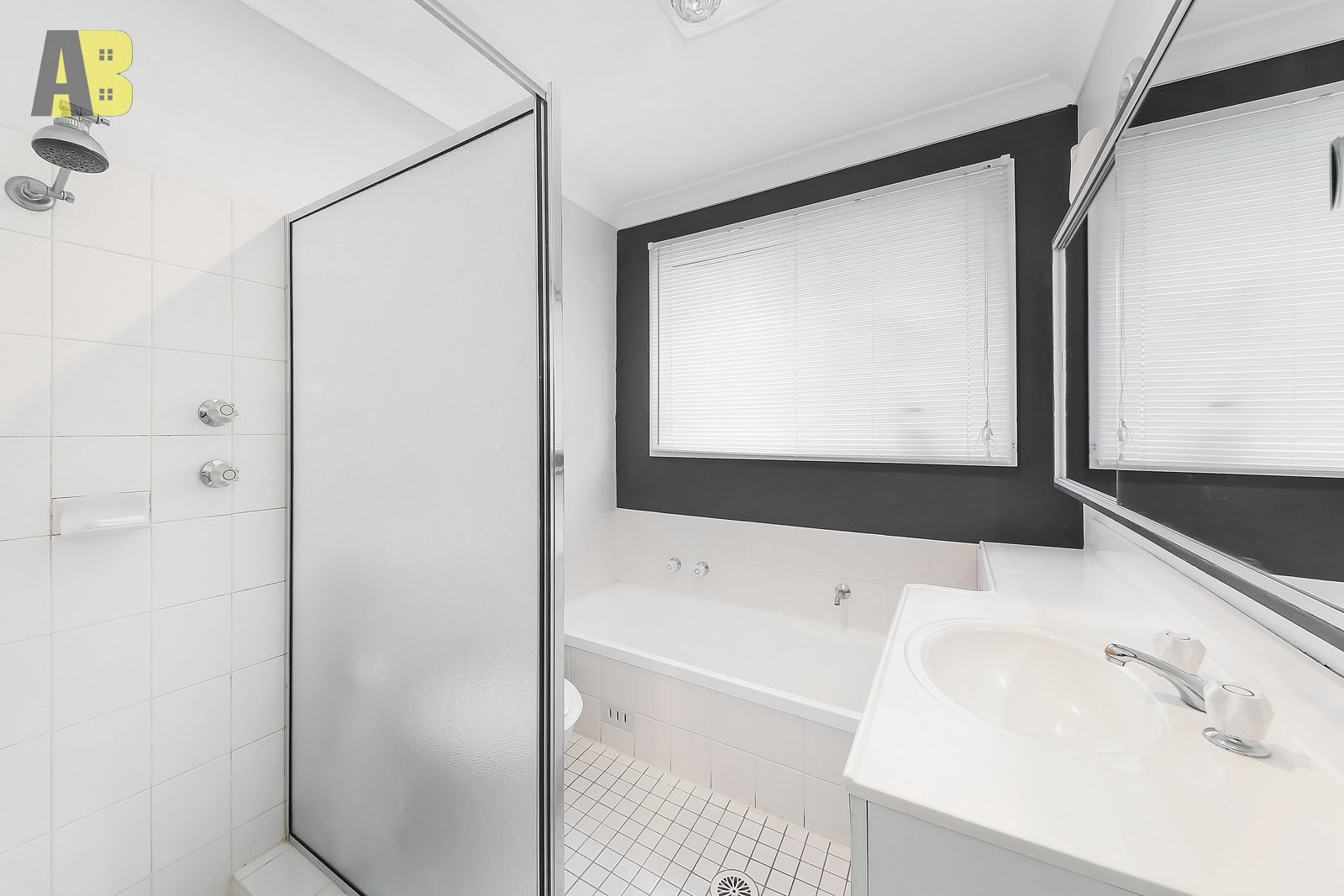 1A Alden Grove, Oakhurst - Thumbnail 4