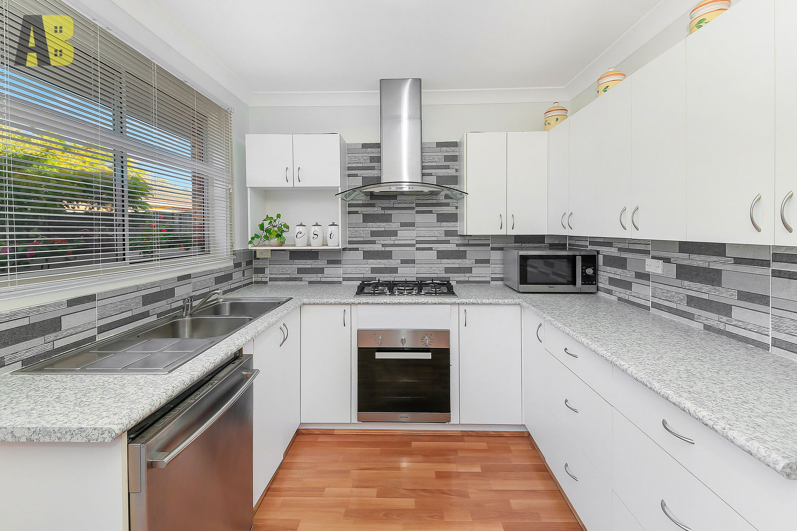1A Alden Grove, Oakhurst - Thumbnail 5